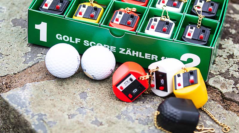 Scorezähler im Desgin eines Golfball auf Plastersteinen fotografiert